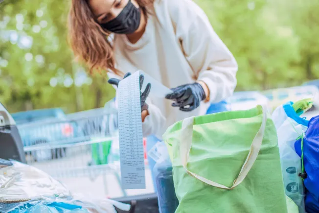 杂货商正在尝试收取配送费。专家称，这里有8个关键因素需要考虑